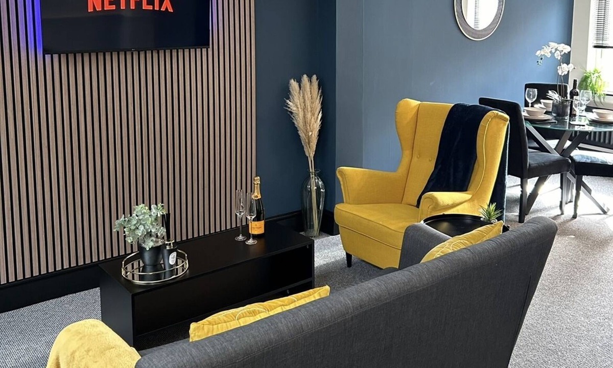 Church Gresley House | New! Stylish 2 bedroom home, with parking!