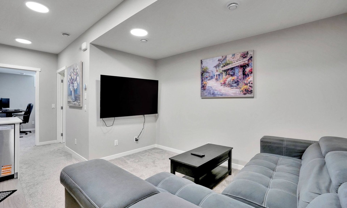 Southeast Calgary House | New Stylish 2BDR/3BED/2 FULL BATH/Well Equiped For Remote Work/Games