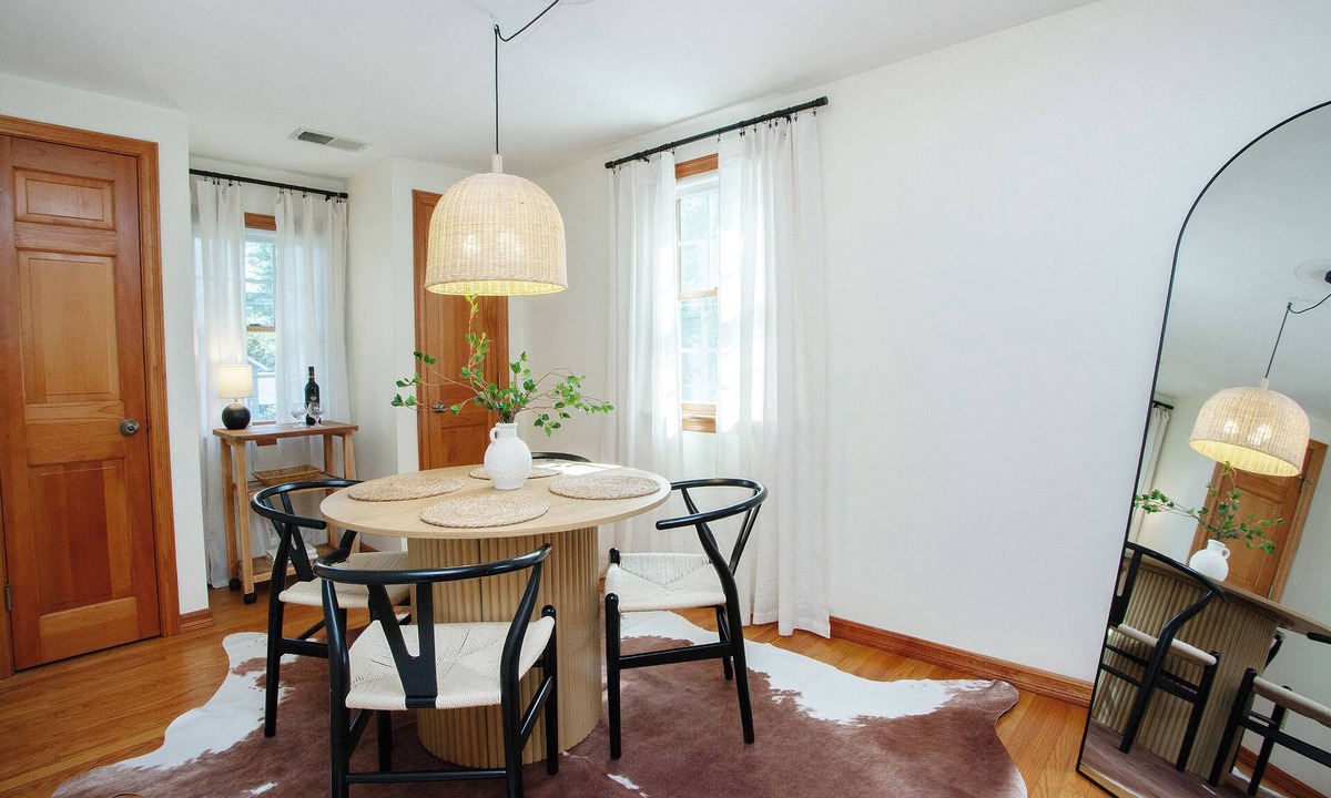 Farmington Apartment | New Stylish 2BR Garage Balcony Pet Friendly Fast WiFi