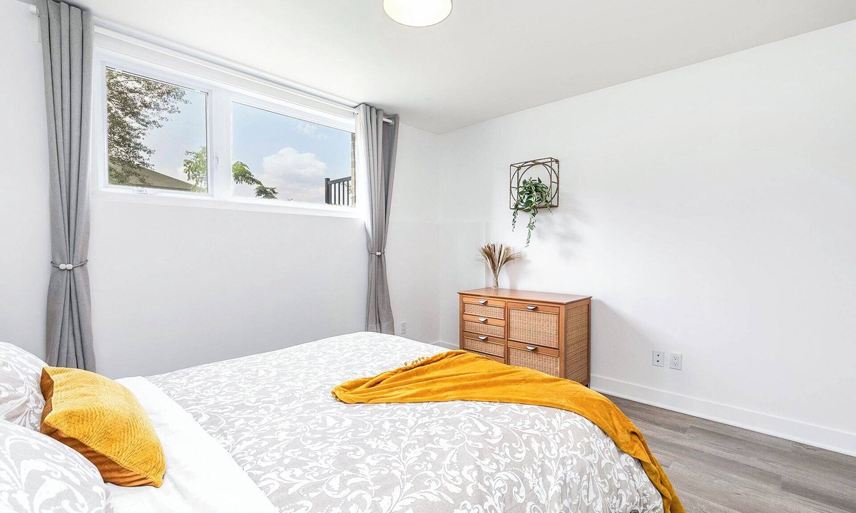 Lafleche House | New Stylish 3-beds free parking close to Dix 30&DT
