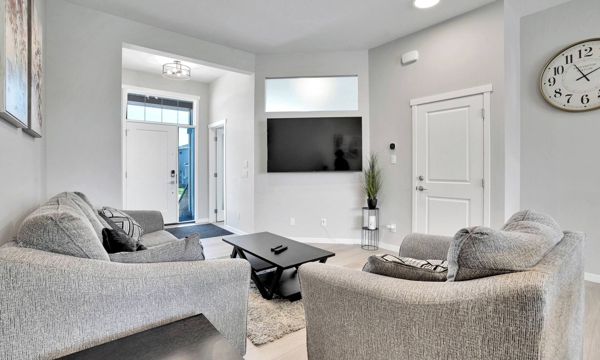 Southeast Calgary House | New Stylish 6Bdr/8Bed/4.5Bath/Well Equiped For Remote Work/Lake Access/Games