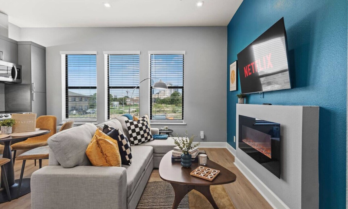Cedars Apartment | New suite with full Kitchen and Livingroom Dallas