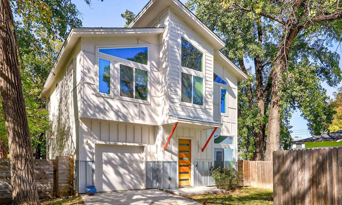 Govalle House | NEW Summer Rates, DT + Airport Mins Away!