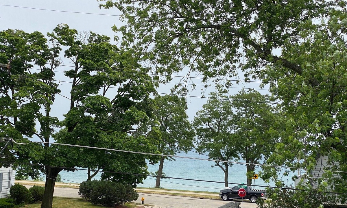 Racine House | New Sunrise! Pro Cleaned, Self Check in - Sleeps 6