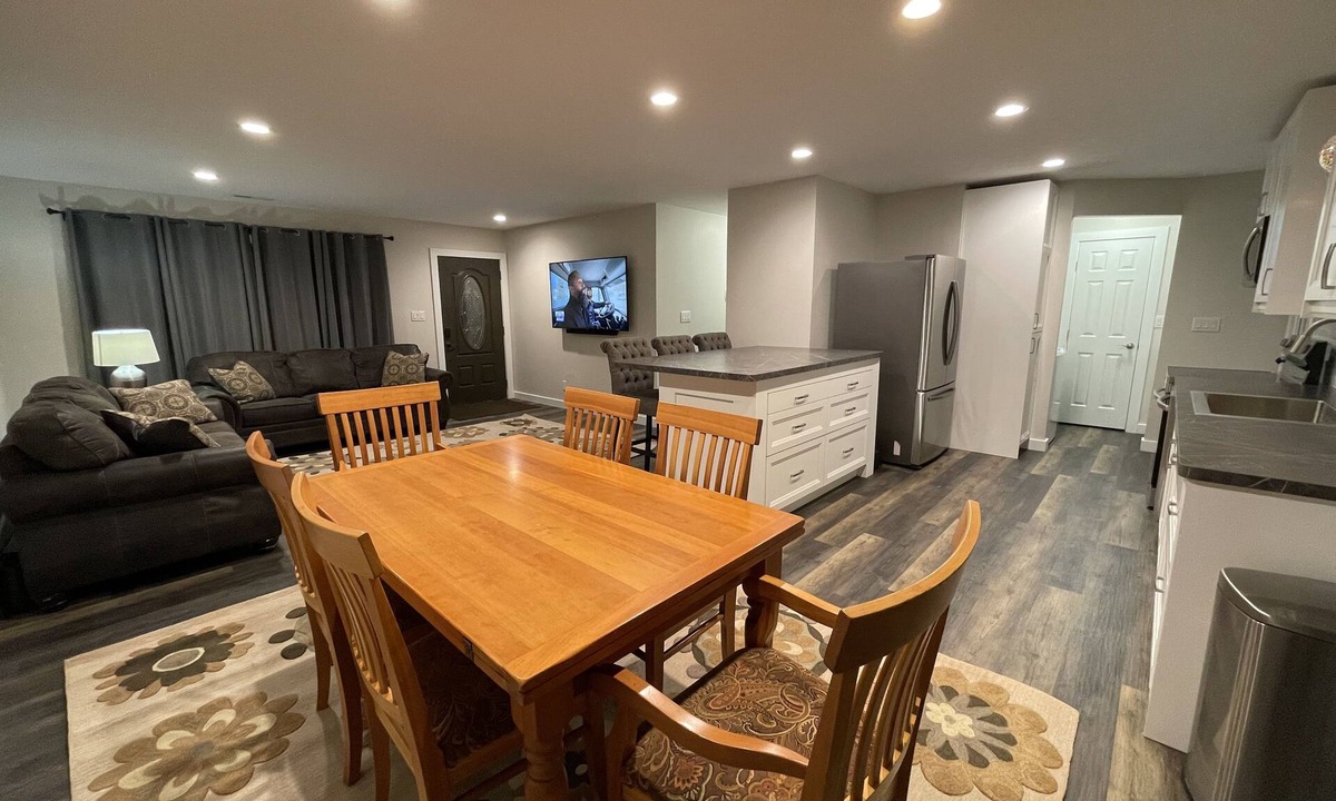 Mentor House | NEW, Super Comfortable Ranch!