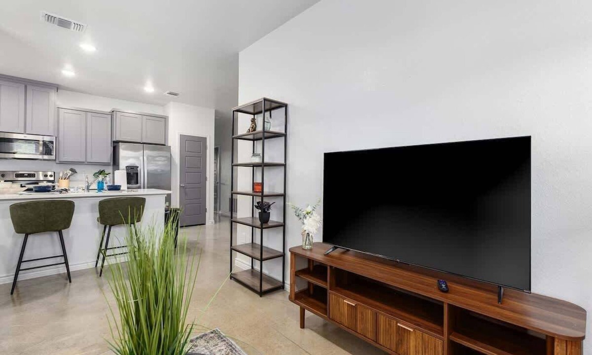 Temple Condo | NEW Temple Townhome 6PPL | Near PowerPlant & VA Hospital | 1 Story Wi-fi + Park
