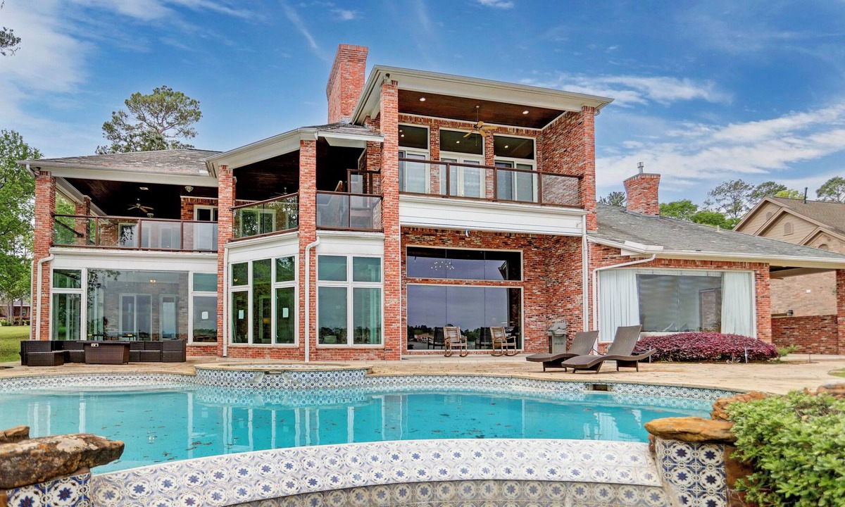 Montgomery Villa | NEW! The Sweet Breeze: Lakefront Luxury for 20 Guests!