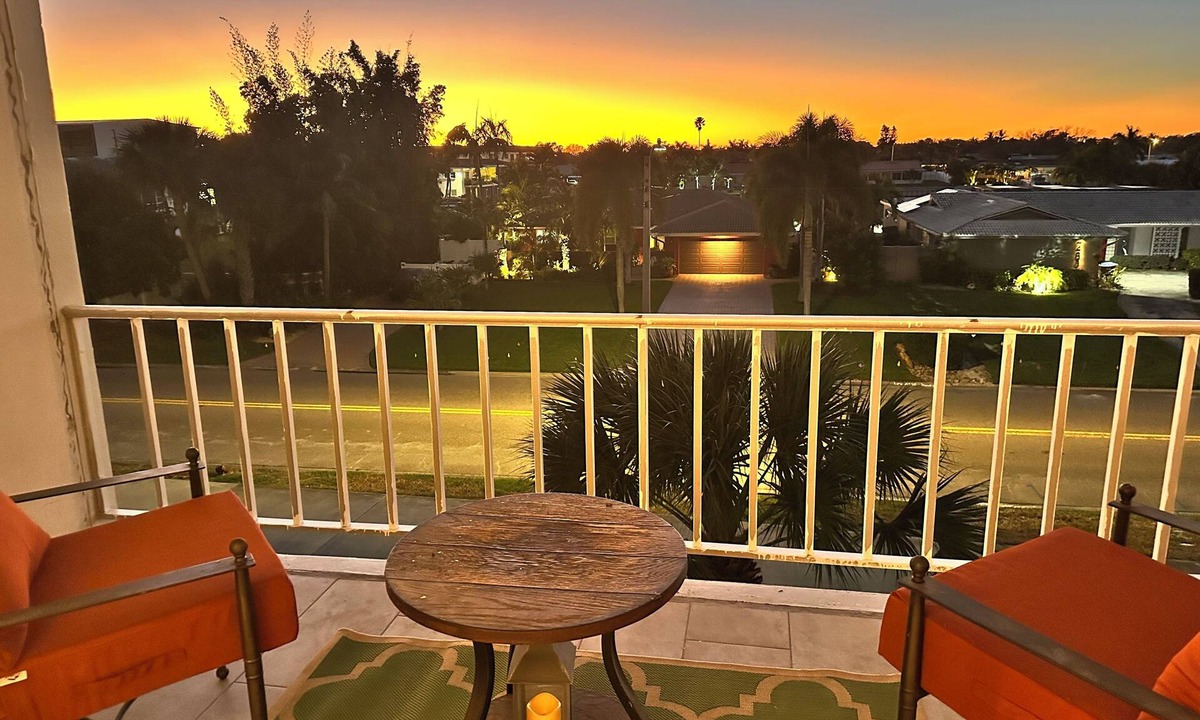 St. Petersburg Condo | NEW TO MARKET! Completely remodeled, convenient to beach/downtown, walk 2 marina