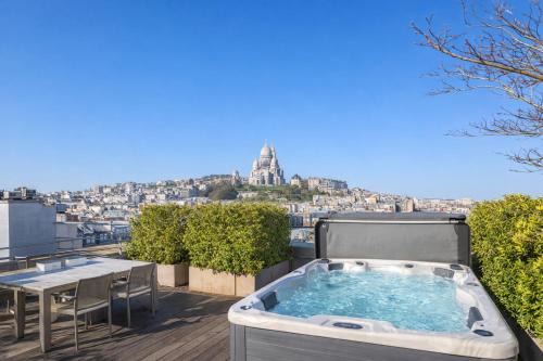 Quartier de Rochechouart Apartment | New Triplex Sacré-Cœur with AC - Jacuzzi & 360 Rooftop