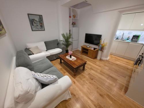 West Kensington Apartment | New Two Bedroom Suite - With Terrace