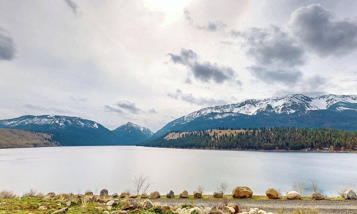 Joseph House | New two-story tranquil lakeview home on Wallowa Lake. Pet-friendly with new appliances, modern furniture, and stunning views. Perfect getaway!