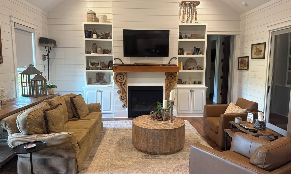 Oxford House | New upscale sanctuary less than 15 miles to Oxford square!