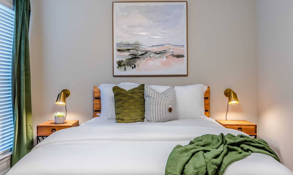North Dallas Apartment | NEW! Urban Comfort | KING Bed Centrally Located