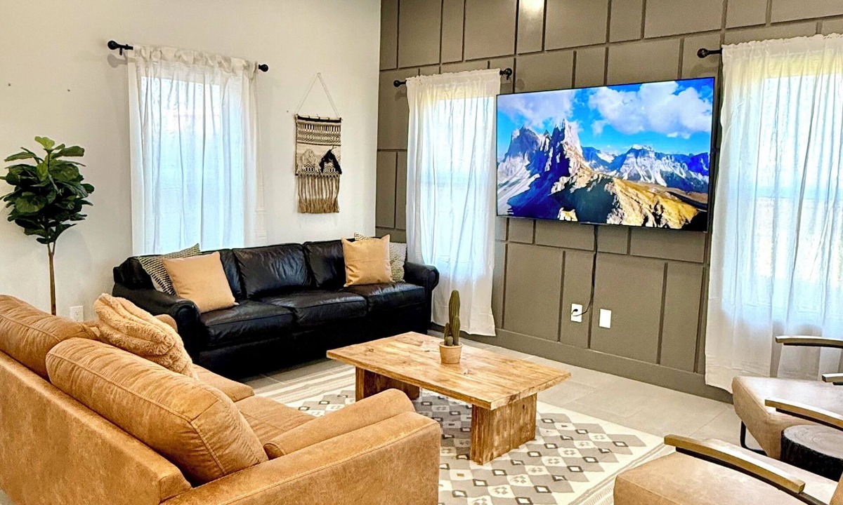 Fort Worth House | NEW Vibrant Southwest Vibes home, 5 Minutes to Downtown FW