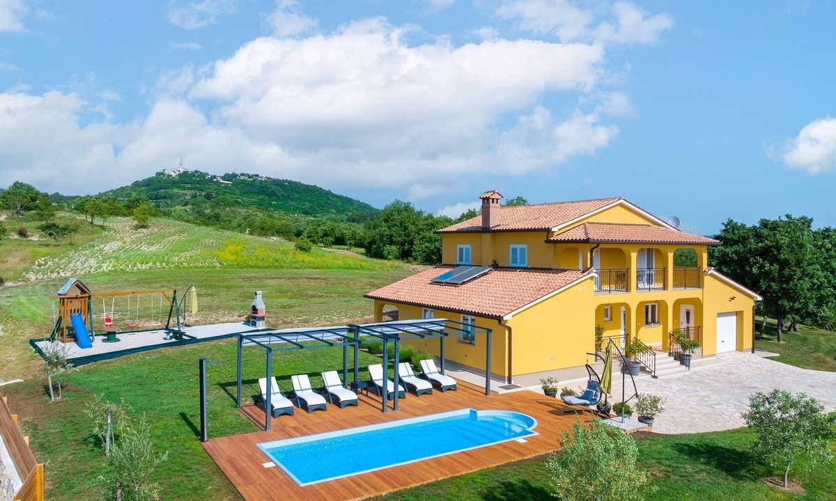 Pican Villa | New Villa for 8 people with spectacular view