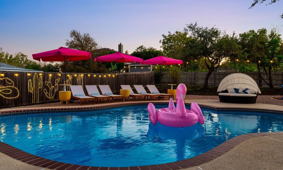West Oak Hill House | NEW Villa w/Pool HotTub GameRoom Movie Sleeps20