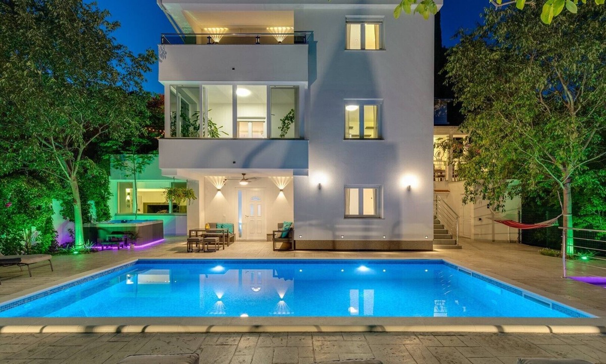 Kucice Villa | New! Villa Zara with 34 sqm heated Pool, Jacuzzi, Billiard, Table tennis, 8pax