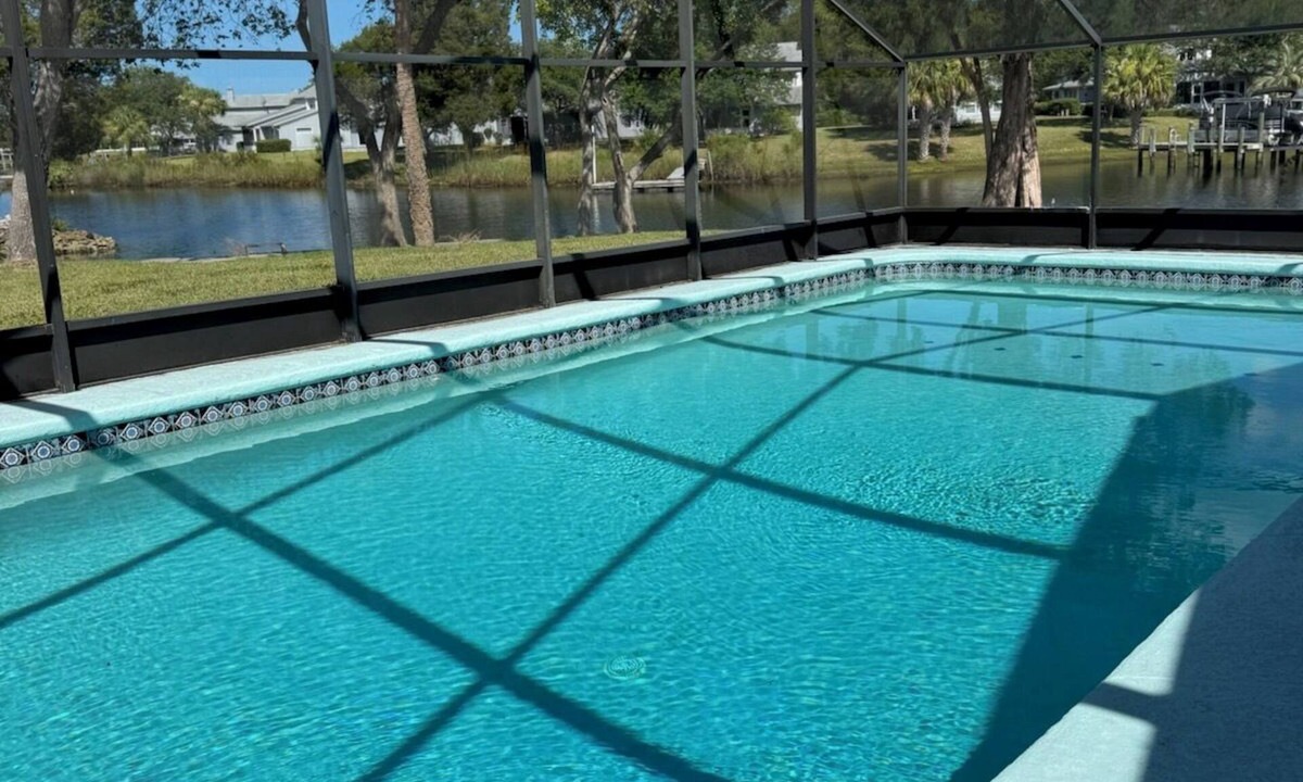Crystal River House | New VRBO 2026 open dates-New 4/3 with heated pool, dock, kayaks, outdoor space