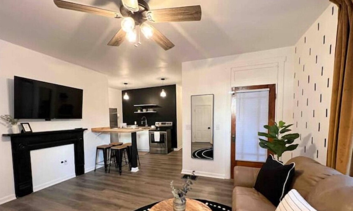 Madison House | NEW! Walk to Main St-King beds