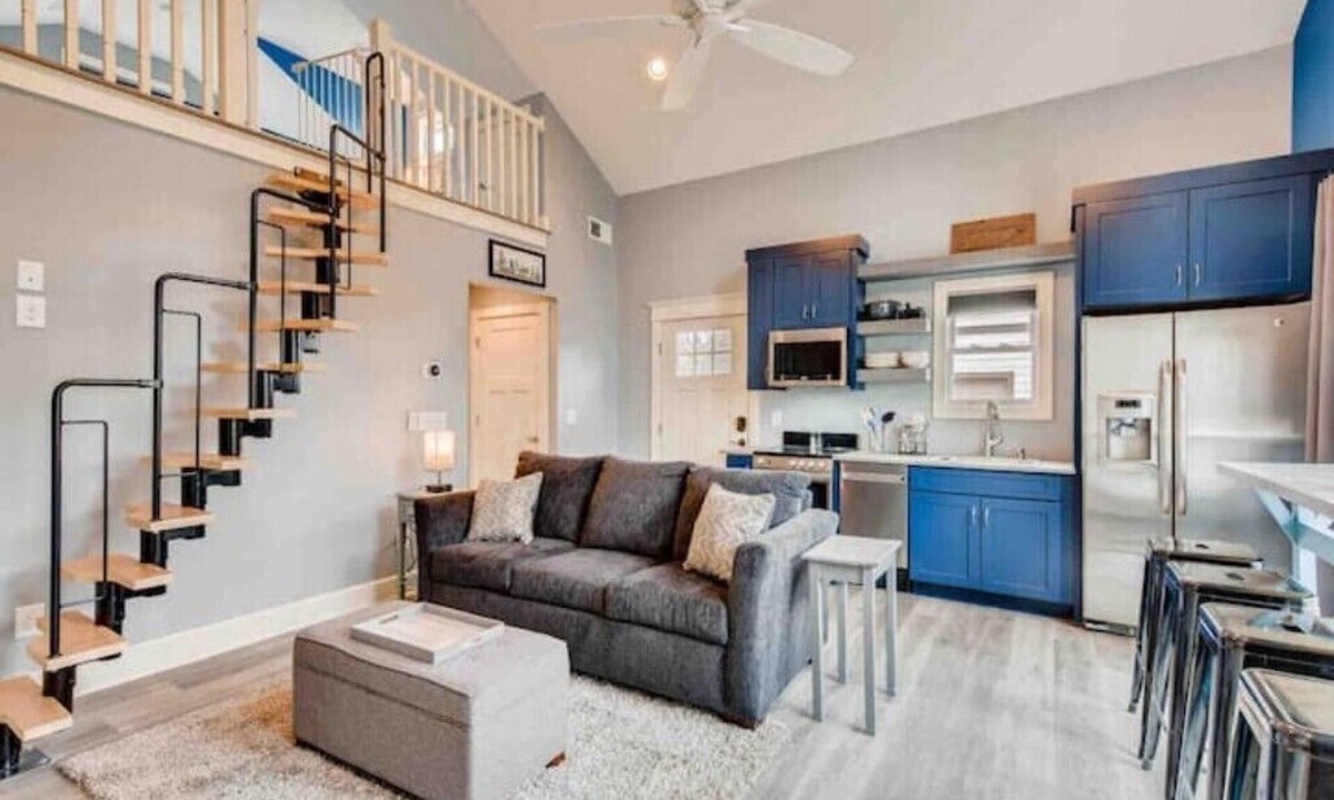 Eastwood House | New walkable home with FREE off-street parking and 2 king beds