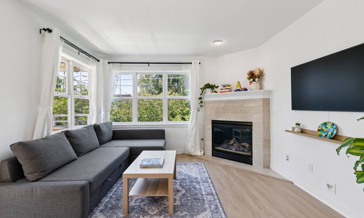 East Queen Anne Condo | NEW! Walkable Seattle Gem Close To Everything