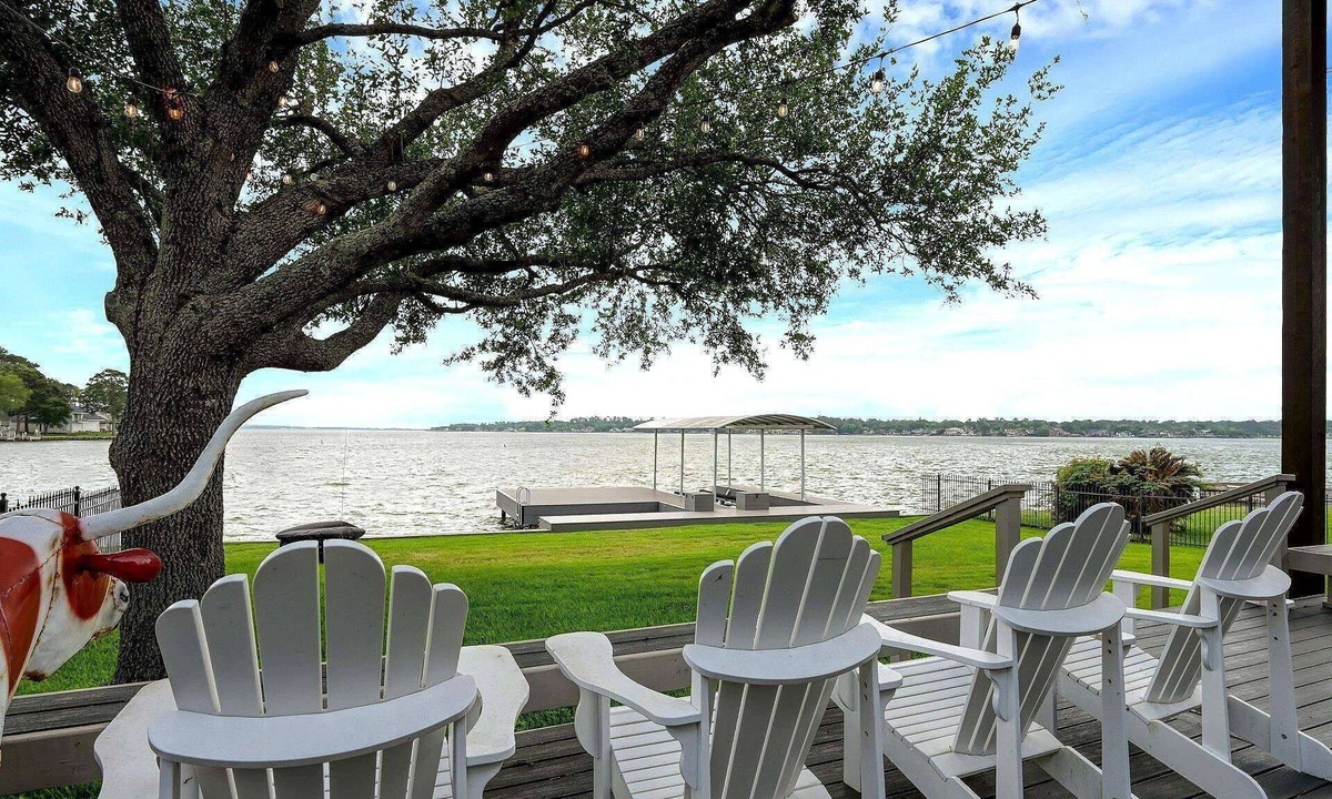 Walden on Lake Conroe House | NEW Waterfront | 5BR | Balcony Views | Swim & Fish | Ping Pong & Games | Lake Conroe