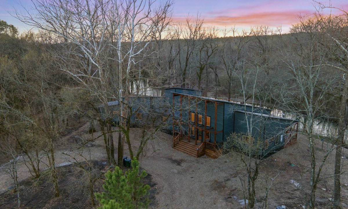 Golden Cabin | NEW ~ Waterfront ~ Creek ~ Fishing ~ Hot Tub ~ Trails