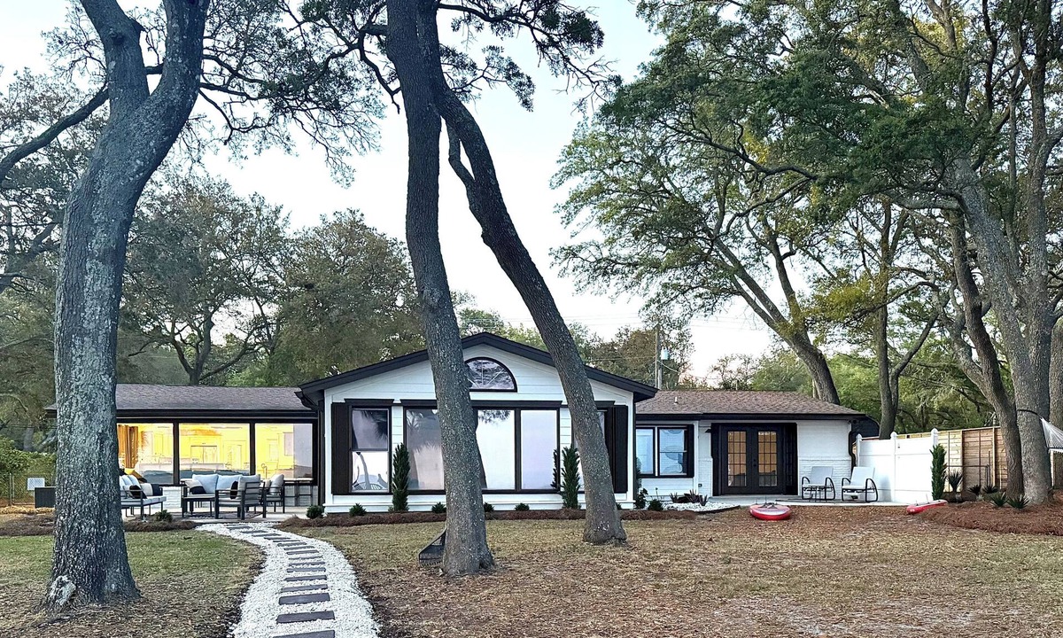 Lake Lorraine House | NEW Waterfront Escape - Easy Check-In/GYM/EV Charger!