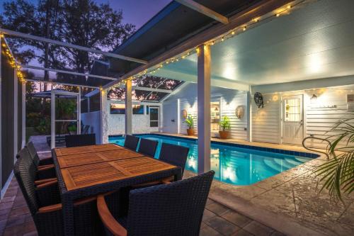Largo House | NEW Waterfront Heated Pool Dogs Allowed Near Beach Family