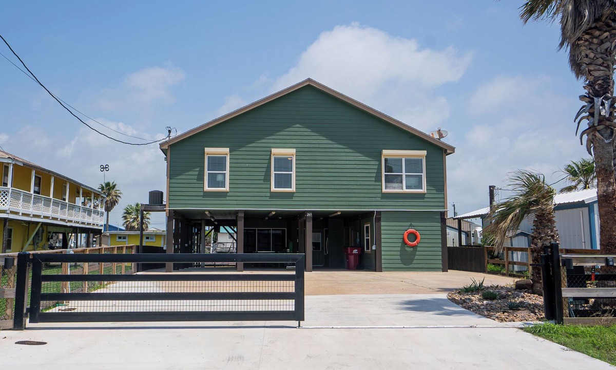 Cedar Lane House | New waterfront listing in Sargent!