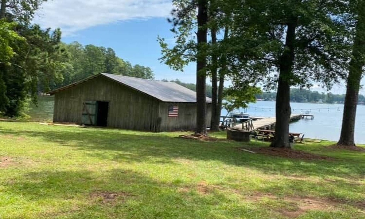 Cross Hill House | NEW! Waterfront Peninsula with Sunrise to Sunset View! Fire Pit, Dock, Boat Ramp