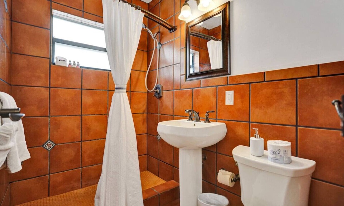 North Beach Apartment | New! Waves on Walnut # 1