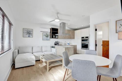 North Beach Apartment | New ! Waves On Walnut # 3