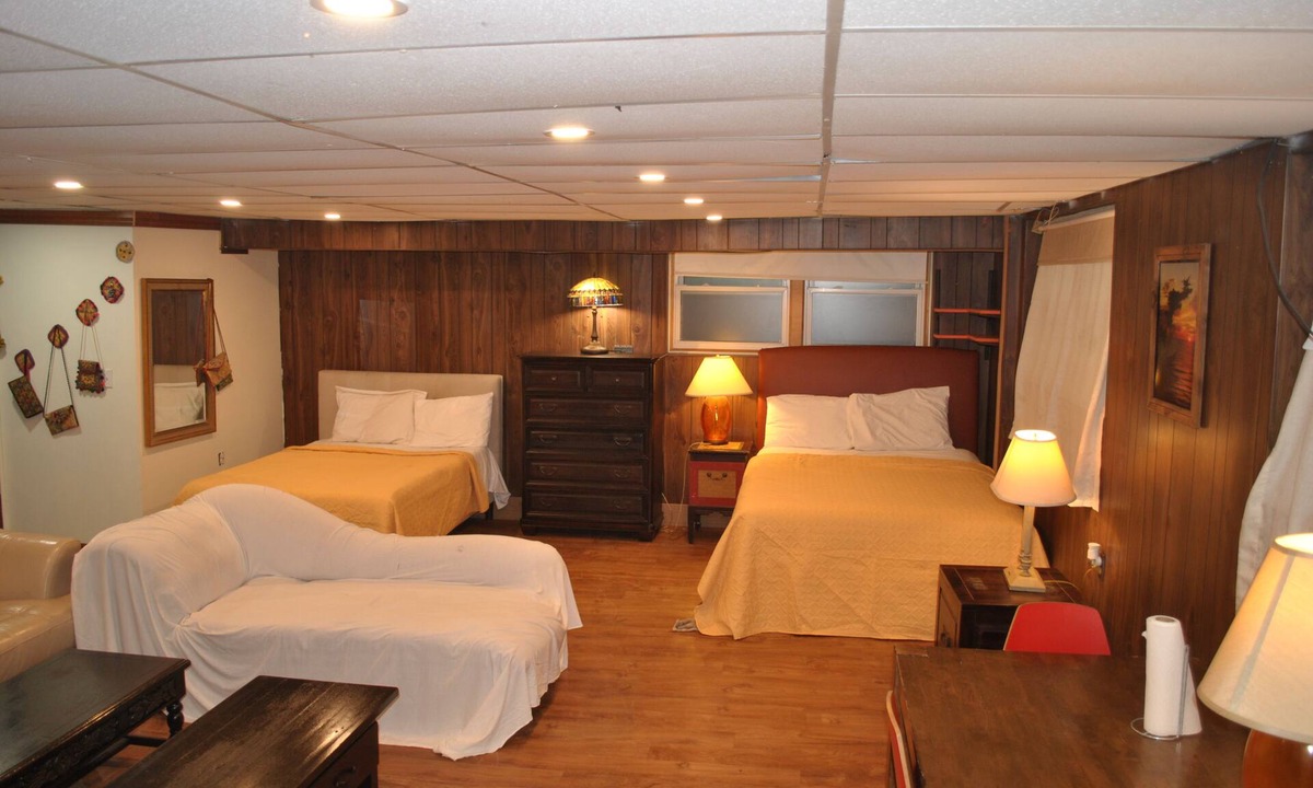 Weequahic House | Newark Hansbury Multi Level House