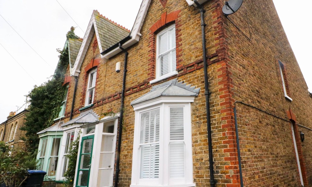 Whitstable Cottage | NEWDEN COTTAGE, pet friendly, character holiday cottage in Whitstable