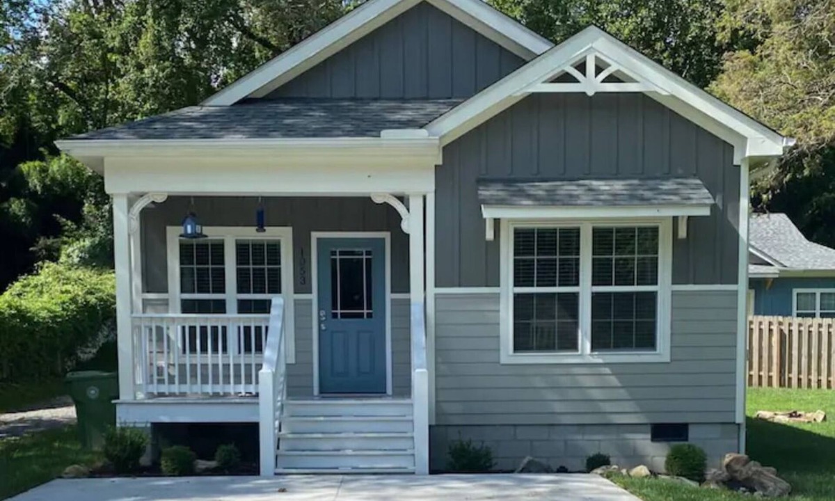 Hendersonville House | Newer home in historic Hendersonville. Near Asheville and Blue Ridge Parkway!