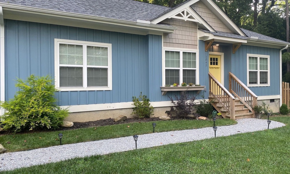Hendersonville House | Newer home in historic Hendersonville. Near Asheville and Blue Ridge Parkway.