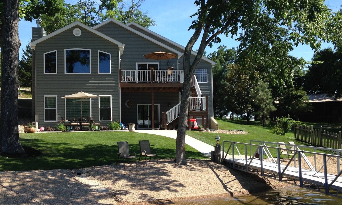 Gravois Mills House | Newer home with beachfrontn