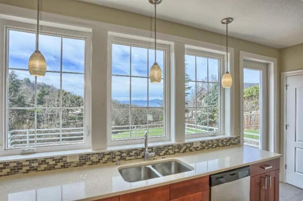 Medford House | Newer Modern Contemporary on 1/2 Acre - Nice