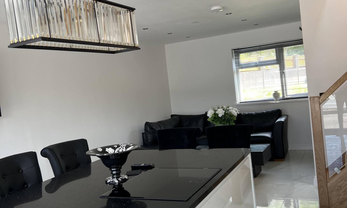 Bedwas Trethomas & Machen House | Newhouse Royal Oak Machen Caerphilly