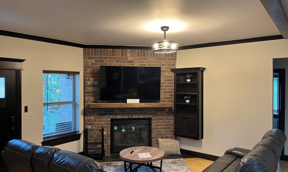 Norman Cabin | Newly Built Cabin by Lake Thunderbird with Sauna, Hot Tub and EV Charger.nOU,OKC