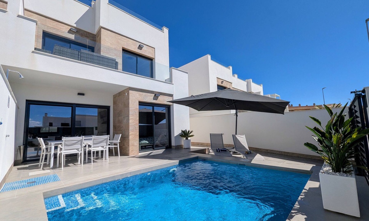 Los Montesinos House | Newly Built Holiday Home 'R-40-E' with Private Pool, Wi-Fi & Air Conditioning