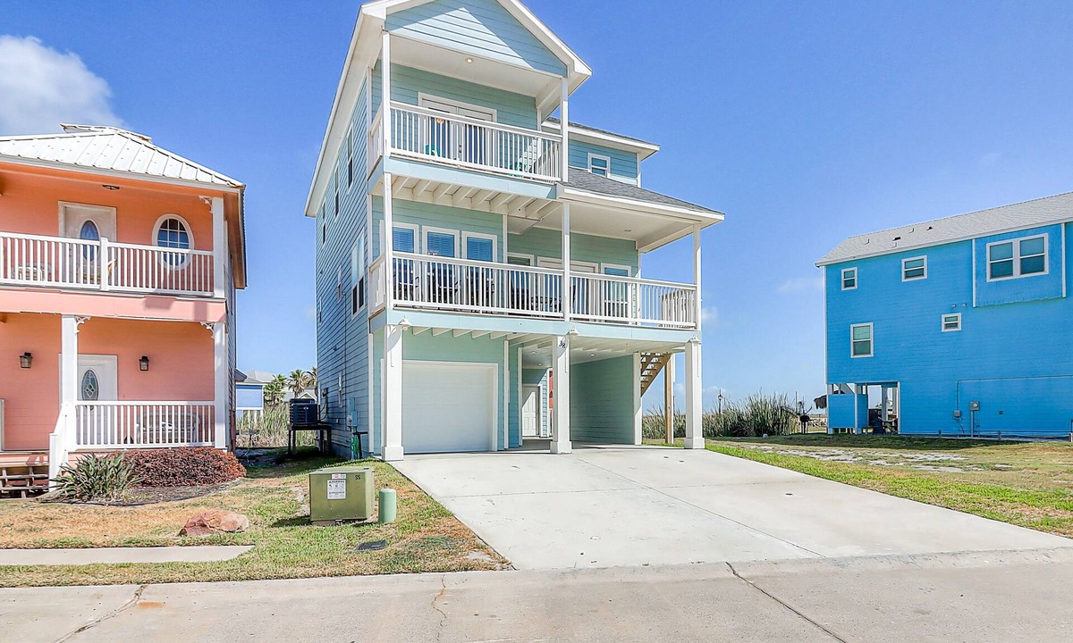 Bella Vista House | Newly-built home with shared pool, WiFi, air hockey & two decks