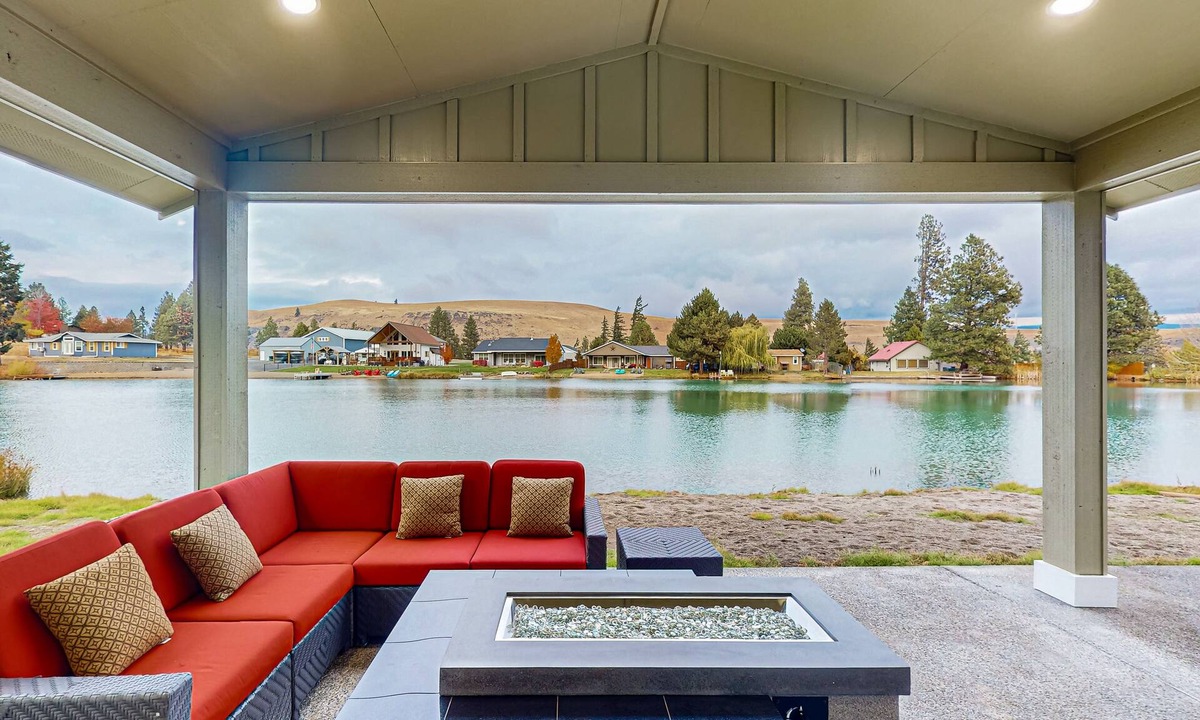 Cle Elum House | Newly-built lakefront home with fire pit, grill, & lake access