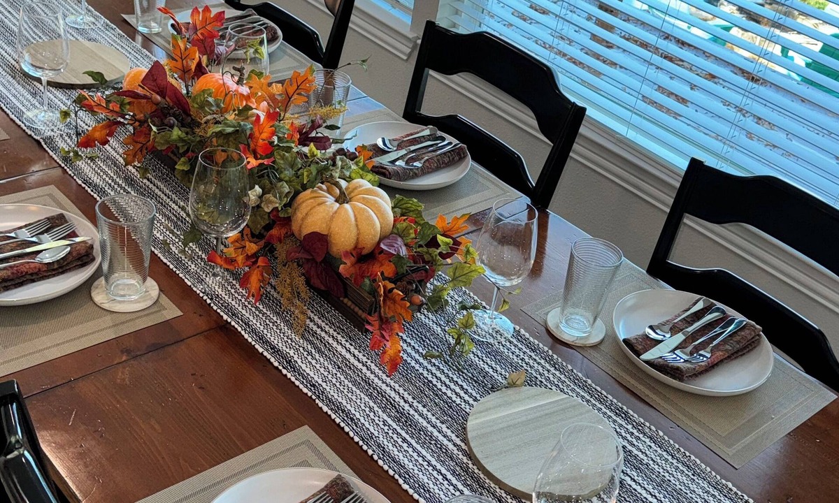 Enchanted Oaks House | NEWLY refreshed! Beautiful 4-bedroom home on Cedar Creek Lake, Mabank sleeps 17