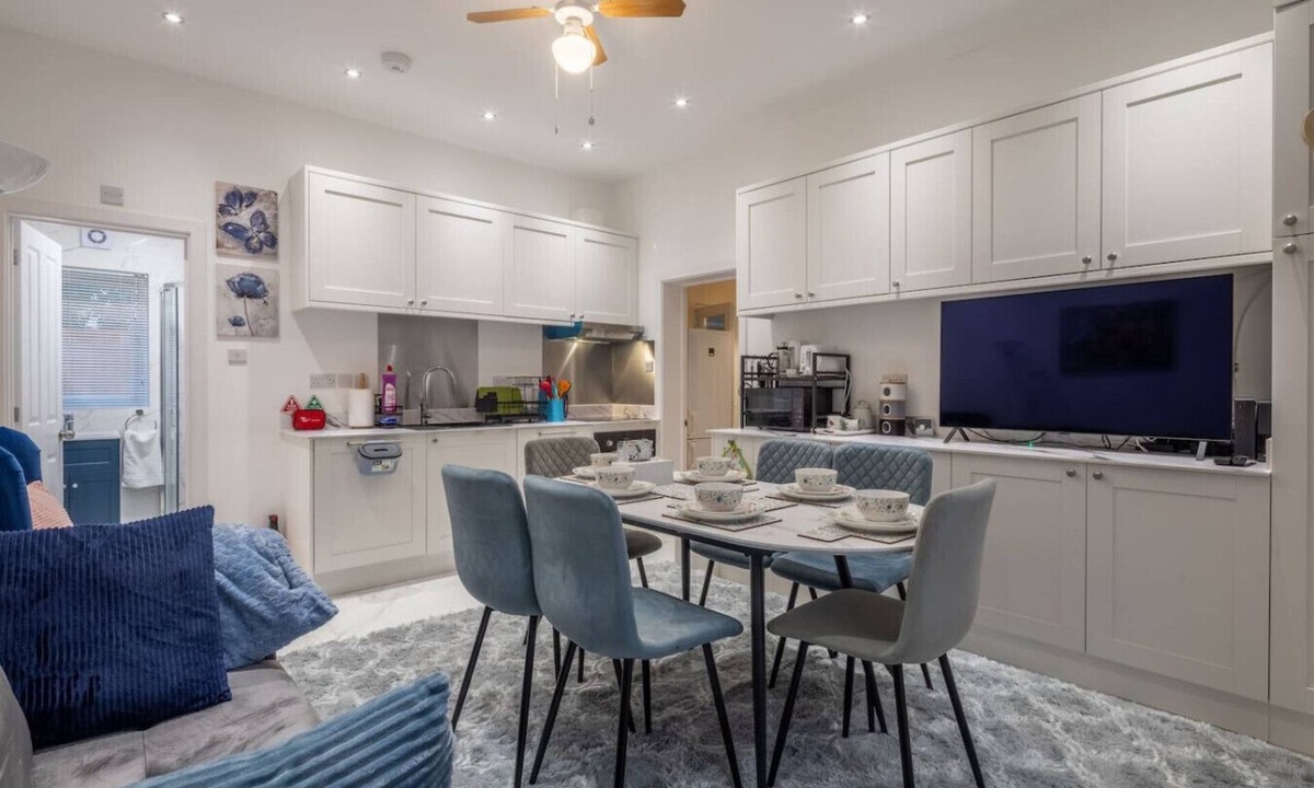 Arbury House | Newly refurbed 3Bed Annexe - With Parking!