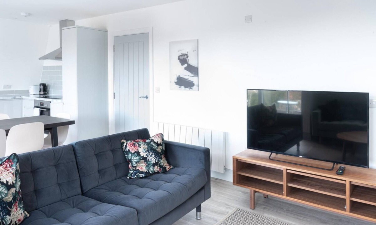 Brondesbury Park Apartment | Newly Refurbished 2 bed with Fantastic View