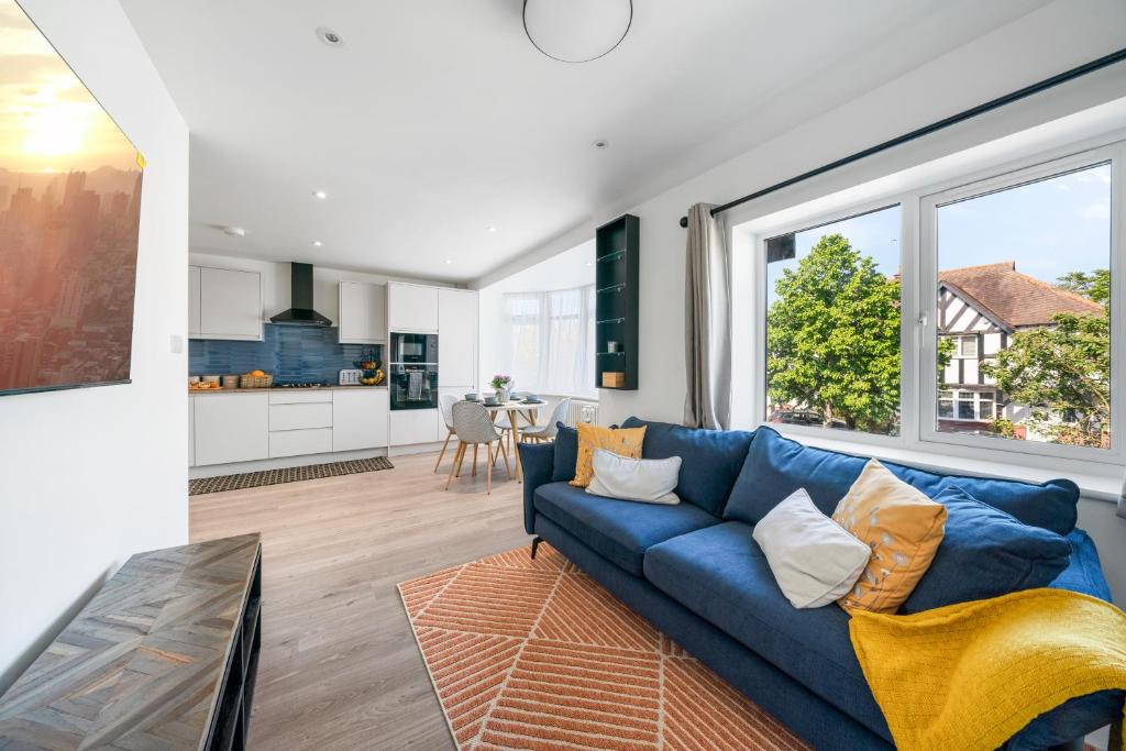 Whittington Apartment | Newly Refurbished 2 Bed Flat