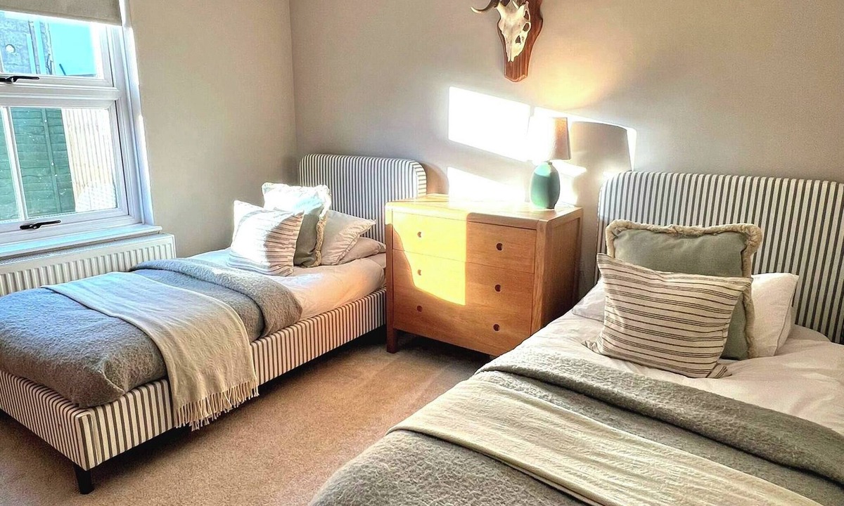 New Forest District House | Newly Refurbished Bungalow- Large Garden- Parking