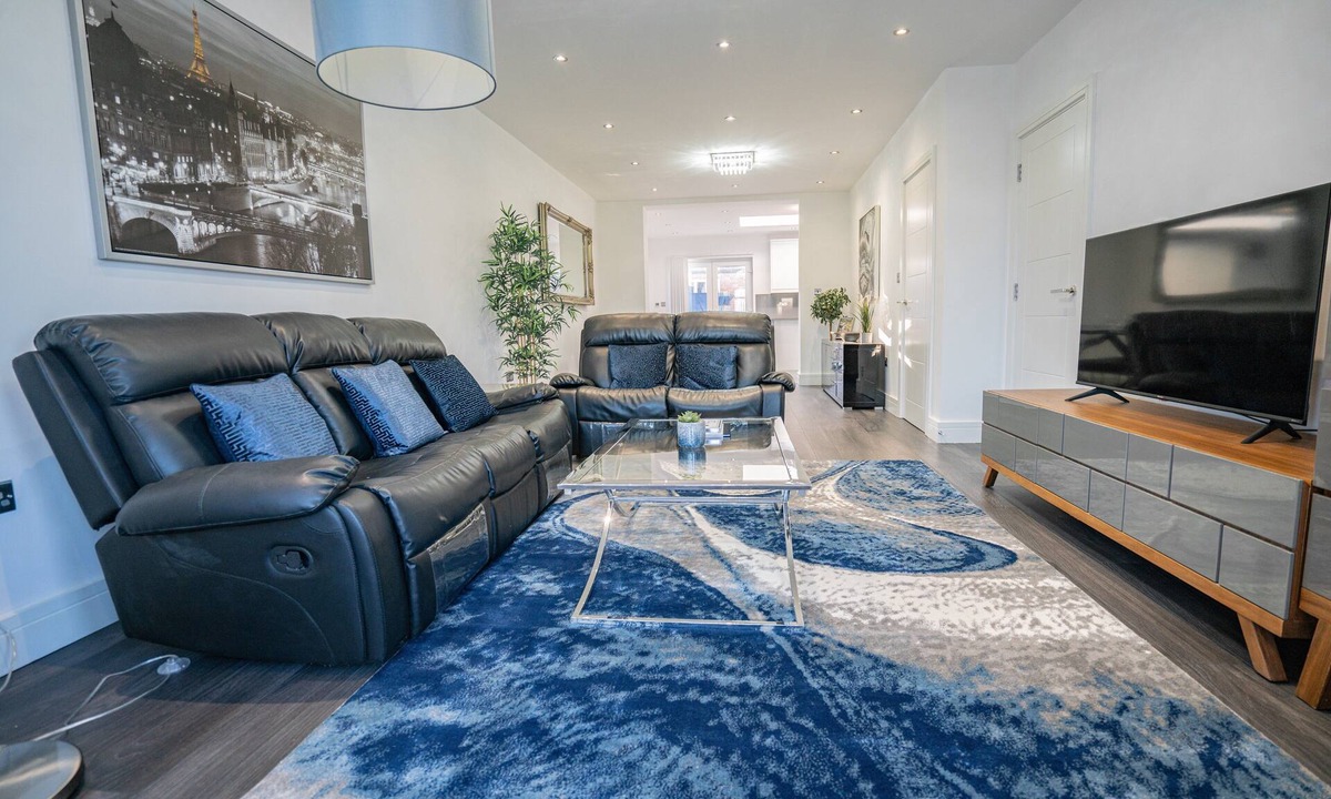 Oxford House | Newly Refurbished Modern 4 Bed Detached House